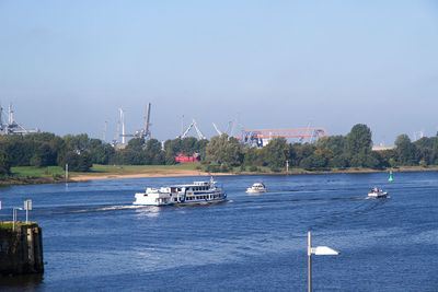 Schöner Sommertag mit Fahrgastschiff auf der blauen Weser